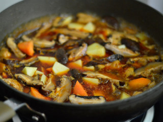 6、酱烧土豆鸡翅,再放入土豆、胡萝卜、香菇，大火煮开后小火焖煮20分钟