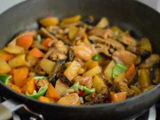 7、酱烧土豆鸡翅,收汁至浓稠即可