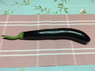 1、茄子炒豆角,茄子洗干净