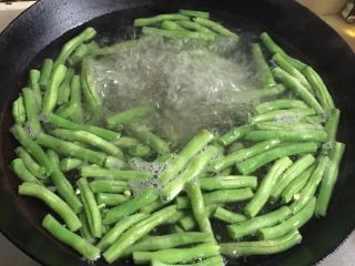 13、茄子炒豆角,水再次开后捞出豆角