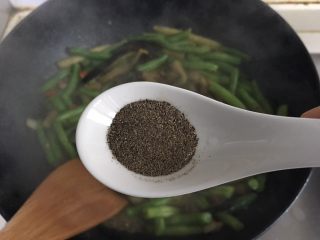 17、茄子炒豆角,加入豆角搅拌然后加胡椒粉