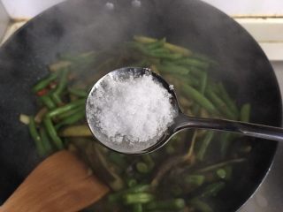 18、茄子炒豆角,加入盐翻炒均匀