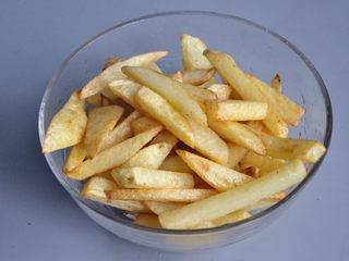 5、香辣干锅兔,炸好的土豆条，放一边备用 。