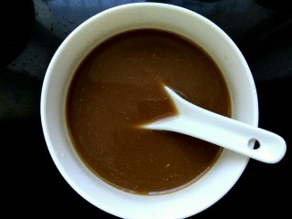 6、鱼香鸡丝,拿一小碗准备调料汁，放入两勺生抽，三勺醋，四勺糖，两勺淀粉，两勺料酒，适量清水调匀