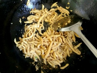 9、鱼香鸡丝,锅中加入适量植物油，放入鸡丝翻炒至变色