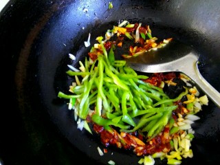 13、鱼香鸡丝,放入尖椒丝翻炒