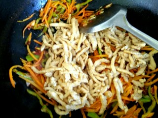 15、鱼香鸡丝,放入鸡丝