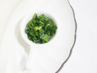 2、比肉还好吃的蚝油杏鲍菇,小葱摘洗干净后,切成葱碎。