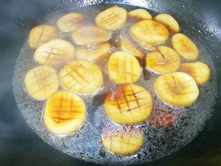 11、比肉还好吃的蚝油杏鲍菇,加入调配好的酱汁焖煮三分钟左右。