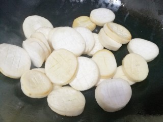 10、比肉还好吃的蚝油杏鲍菇,起锅烧热,下油,下杏鲍菇块翻炒至软。