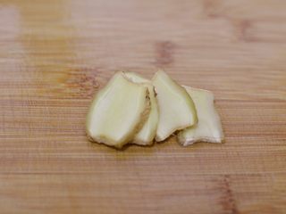 4、干锅花菜,生姜切片。