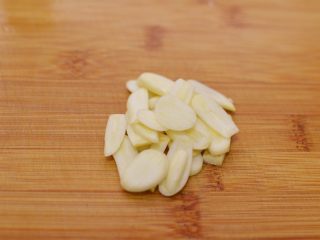 5、干锅花菜,大蒜切片。