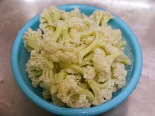 7、干锅花菜,泡好之后冲洗干净。