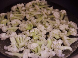 8、干锅花菜,放入沸水中烫30秒。