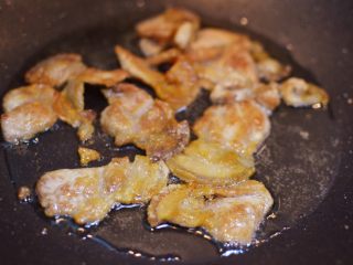 11、干锅花菜,炒到出很多油,肉变得金黄。