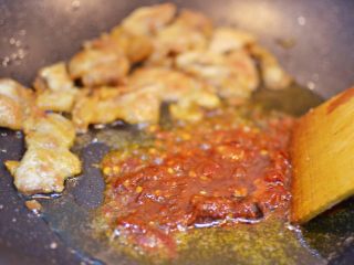 12、干锅花菜,把肉拨到一边,放入豆瓣酱炒出红油。