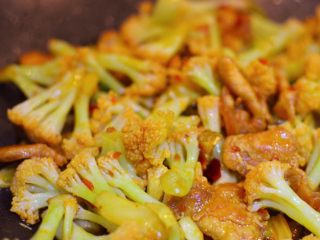 16、干锅花菜,翻炒均匀即可关火。