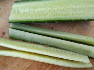 8、黑米寿司,黄瓜也切成条跟火腿肠一样长短的