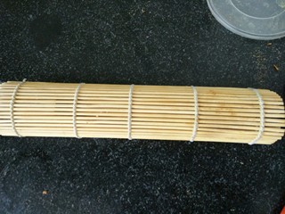 13、黑米寿司,卷起收成筒状用寿司帘捏紧寿司