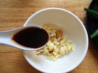 11、凉拌秋葵,加2勺生抽。