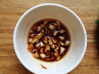 14、凉拌秋葵,酱汁搅拌均匀。