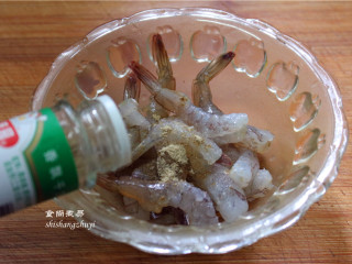 3、凤尾虾球,将处理好的虾仁冲洗干净，沥干水后调入盐、胡椒粉、搅拌均匀，腌制一会儿。