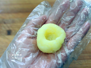 7、凤尾虾球,将土豆泥搓成若干个圆球，中间搓一个洞。