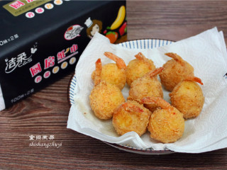 14、凤尾虾球,快速捞起，用厨房吸油纸吸干表面的油脂，厨房吸油纸，家庭必备，吸水吸油，随抽随用，干净干爽又健康。