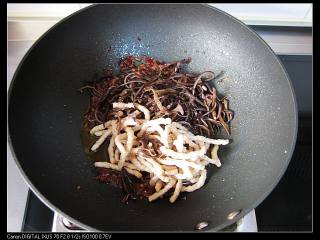 7、三丝酱茄条,7.	放入素肉丝和木耳丝。