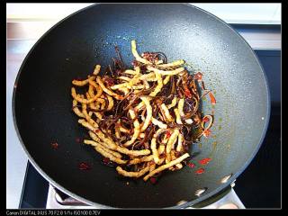 8、三丝酱茄条,煸炒至木耳熟透。