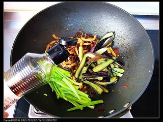 10、三丝酱茄条,加酱油、糖炒匀，至青椒熟透。