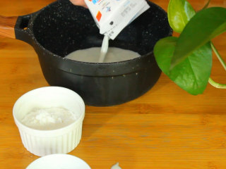 1、脆皮炸鲜奶,倒入250g纯牛奶