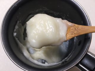 2、一口汉堡（汤种）,煤气开小火煮汤种面糊，边煮边搅拌，直至面糊颜色变的稍微有点半透明即可，离火加上盖子或者防止变干