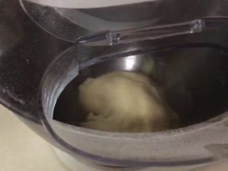 3、一口汉堡（汤种）,将汤种、主面团除黄油以外的混合放入厨师，揉8分钟