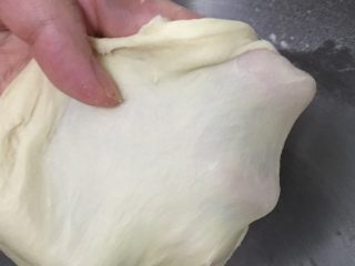 4、一口汉堡（汤种）,再加入软化黄油继续揉10分钟，至扩展阶段，餐包无需手套膜