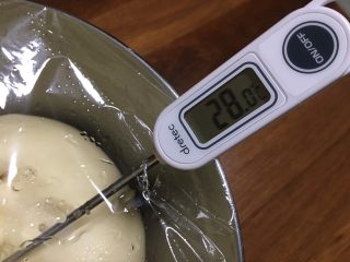 5、一口汉堡（汤种）,将面团盖上保鲜膜，控制一发面团温度在28度以下