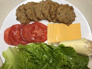 10、一口汉堡（汤种）,肉饼、西红柿、生菜、芝士片、沙拉酱都准备好了