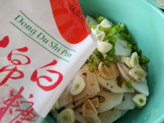 9、凉拌麻辣藕片,加少许白糖