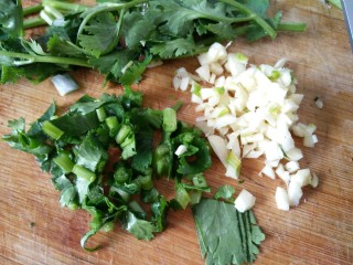 10、凉拌麻辣藕片,香菜和大蒜分别切末备用