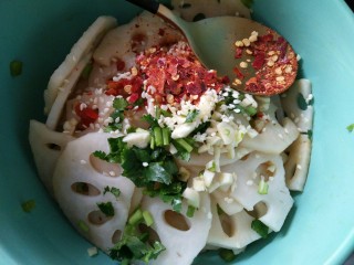 11、凉拌麻辣藕片,继续加入辣椒碎，剁椒，白芝麻，香菜末和大蒜末