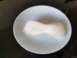 2、粉丝蒸金针菇,龙口粉丝