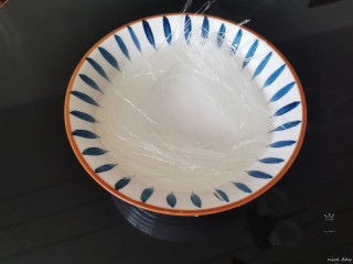3、粉丝蒸金针菇,粉丝用温水泡发
