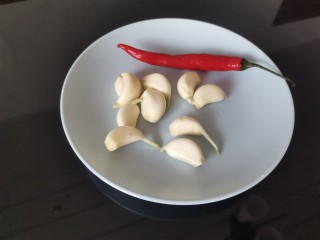 5、粉丝蒸金针菇,洗净蒜，小米辣