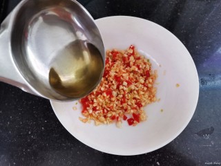 7、粉丝蒸金针菇,放入碗中，淋上热油