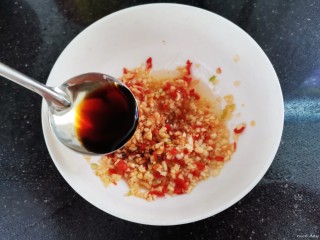 8、粉丝蒸金针菇,加入生抽