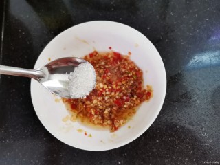 9、粉丝蒸金针菇,加入白糖