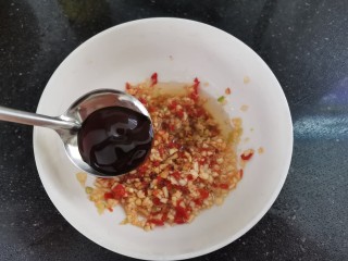 11、粉丝蒸金针菇,加入1勺蚝油，搅拌均匀备用