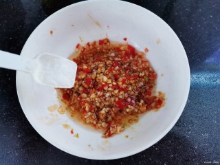 10、粉丝蒸金针菇,加入盐