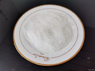 13、粉丝蒸金针菇,拿一个干净盘子，泡好的粉丝铺在盘子底部