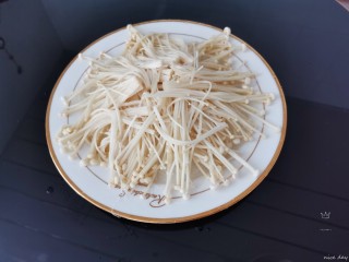 14、粉丝蒸金针菇,再铺上一层金针菇